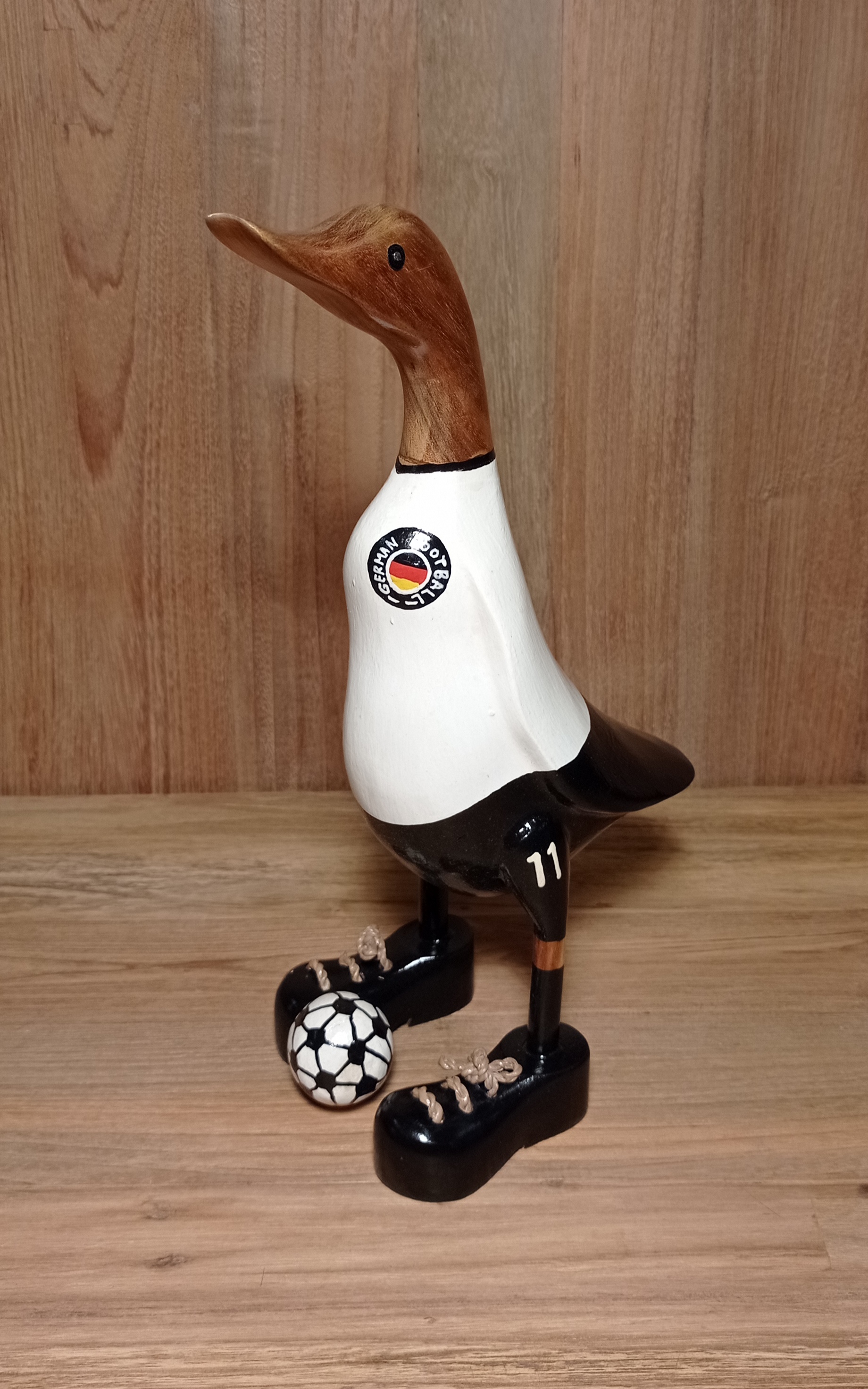 Kachna fotbalista  - dřevěná kachna  - kvalitní ratanový, teakový nábytek od RATTAN STUDIO
