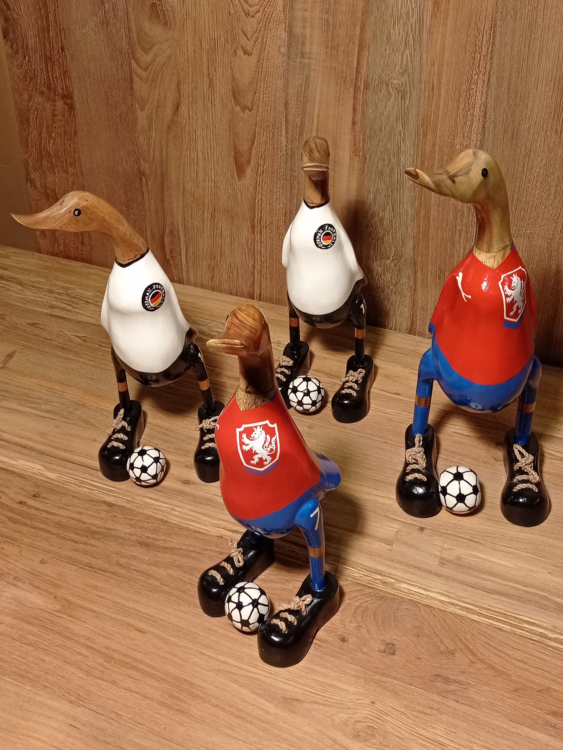Kachna fotbalista  - dřevěná kachna  - kvalitní ratanový, teakový nábytek od RATTAN STUDIO