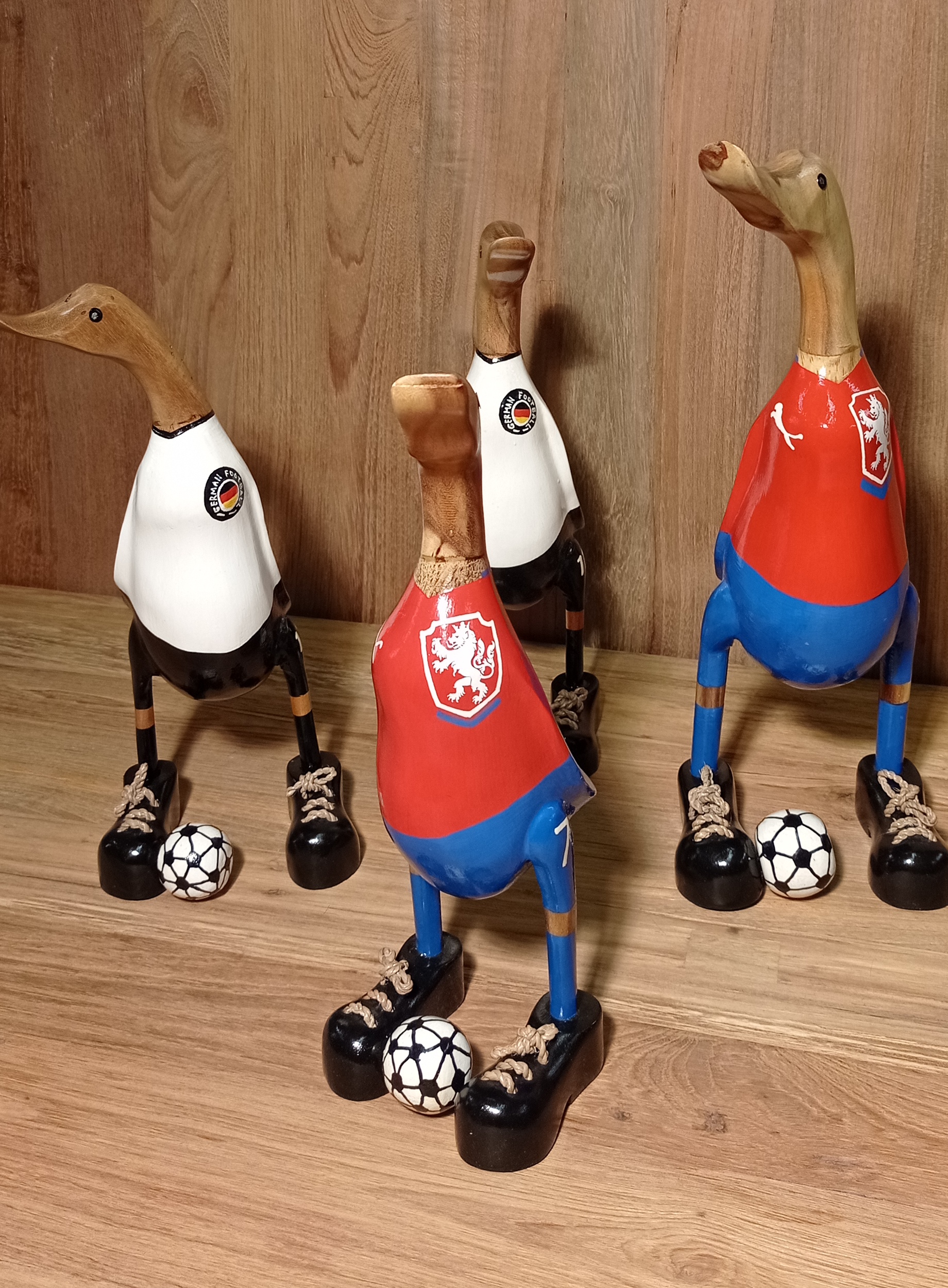 Kachna fotbalista  - dřevěná kachna  - kvalitní ratanový, teakový nábytek od RATTAN STUDIO