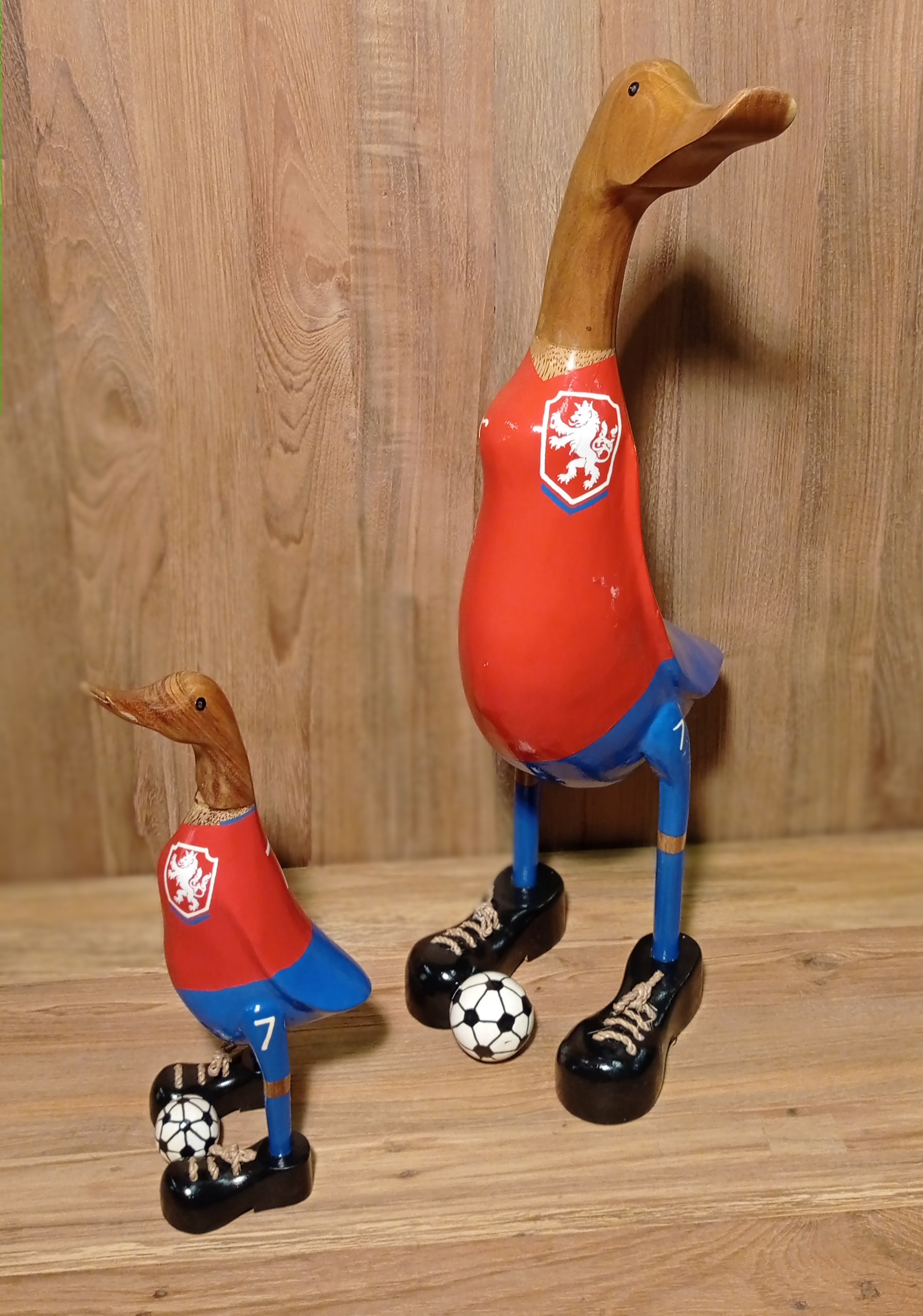 Kachna fotbalista ČR - dřevěná kachna velká - kvalitní ratanový, teakový nábytek od RATTAN STUDIO