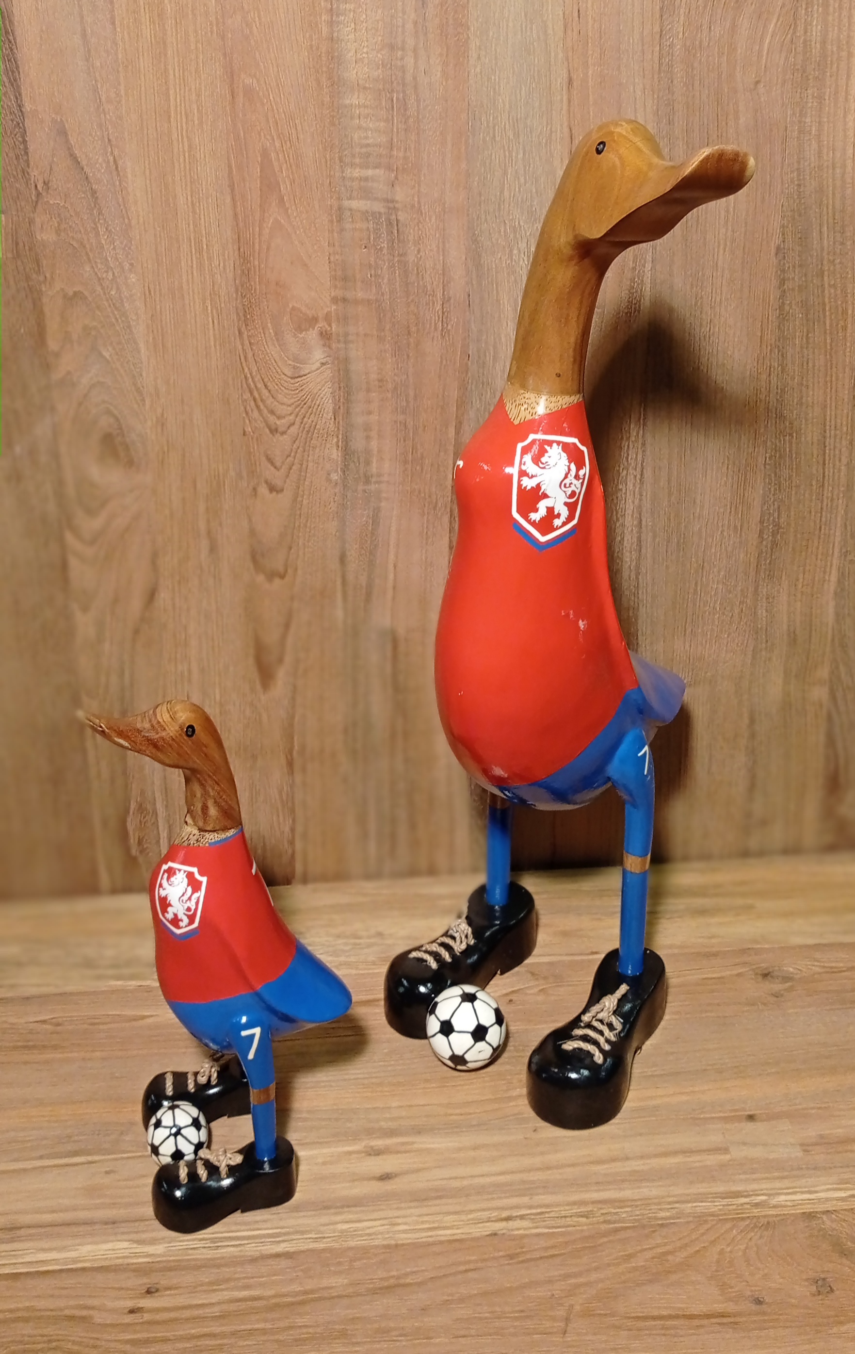 Kachna fotbalista ČR - dřevěná kachna velká - kvalitní ratanový, teakový nábytek od RATTAN STUDIO
