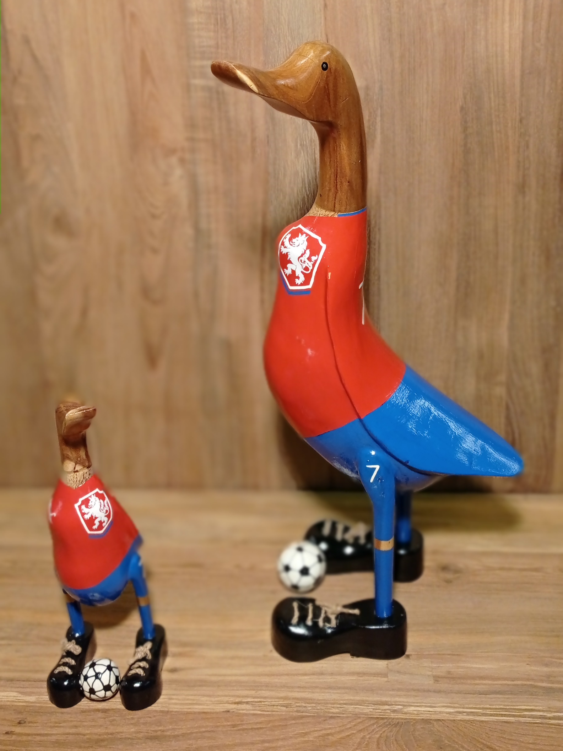 Kachna fotbalista ČR - dřevěná kachna velká - kvalitní ratanový, teakový nábytek od RATTAN STUDIO