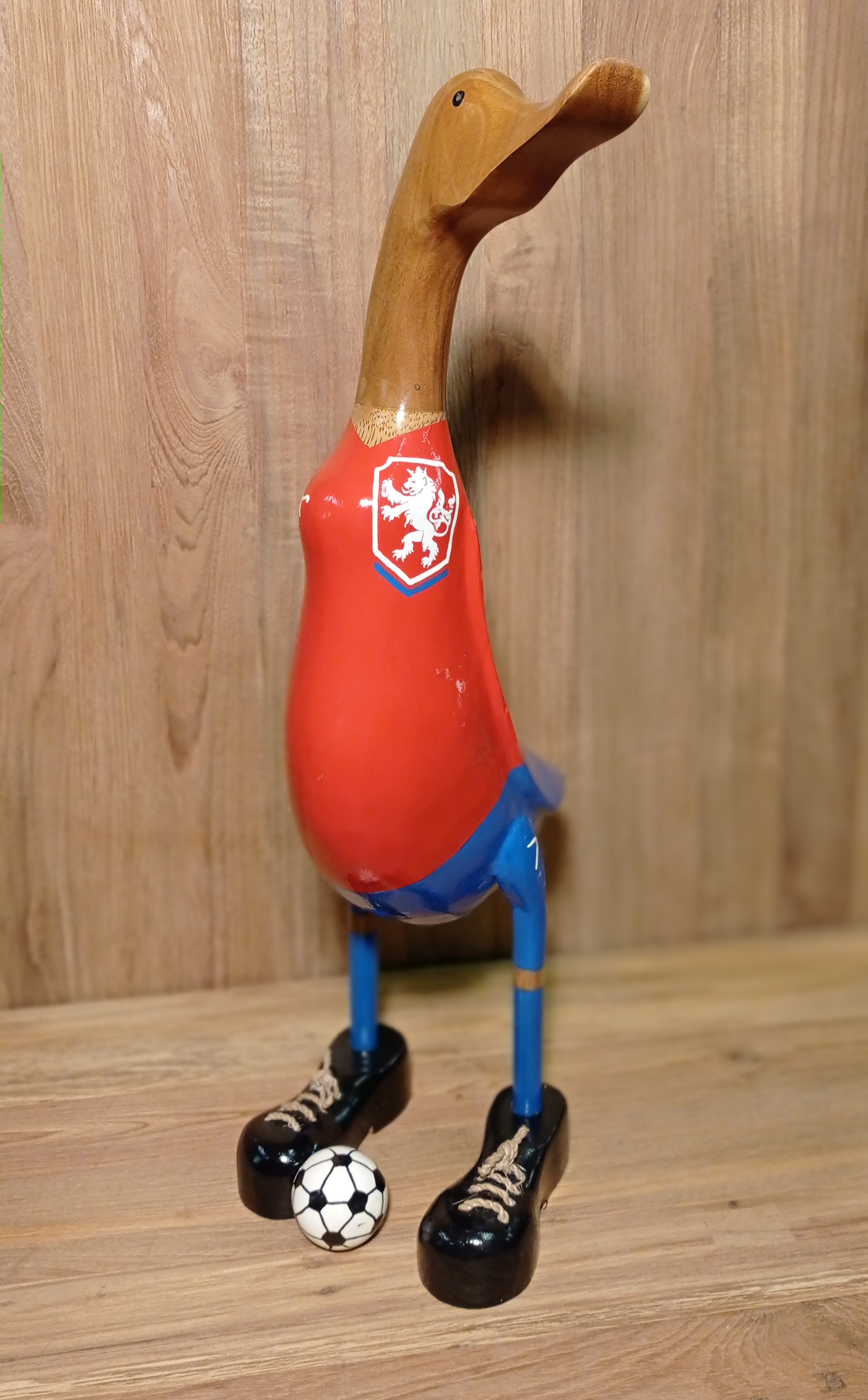 Kachna fotbalista ČR - dřevěná kachna velká - kvalitní ratanový, teakový nábytek od RATTAN STUDIO