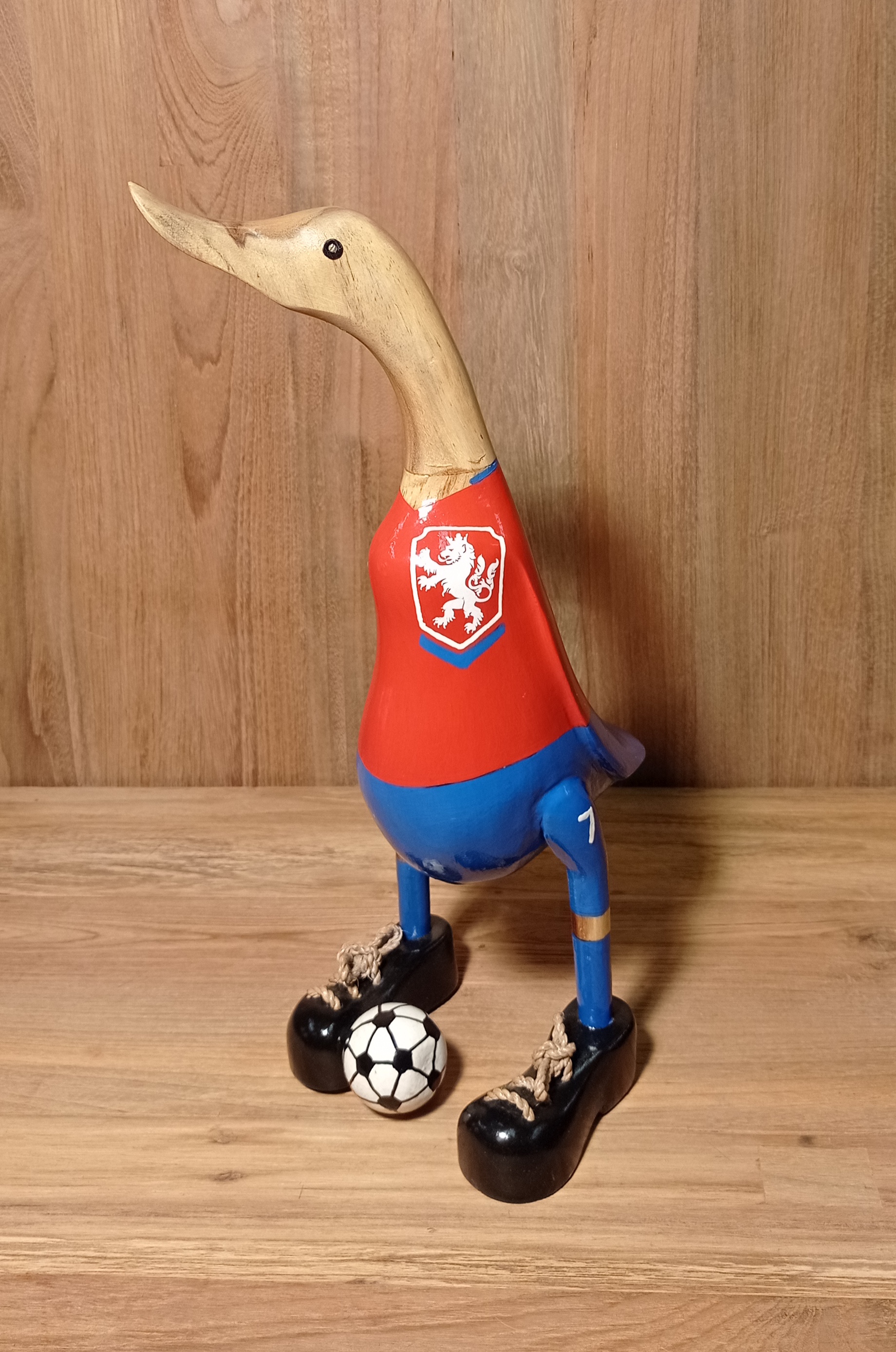 Kachna fotbalista ČR - dřevěná kachna  - kvalitní ratanový, teakový nábytek od RATTAN STUDIO