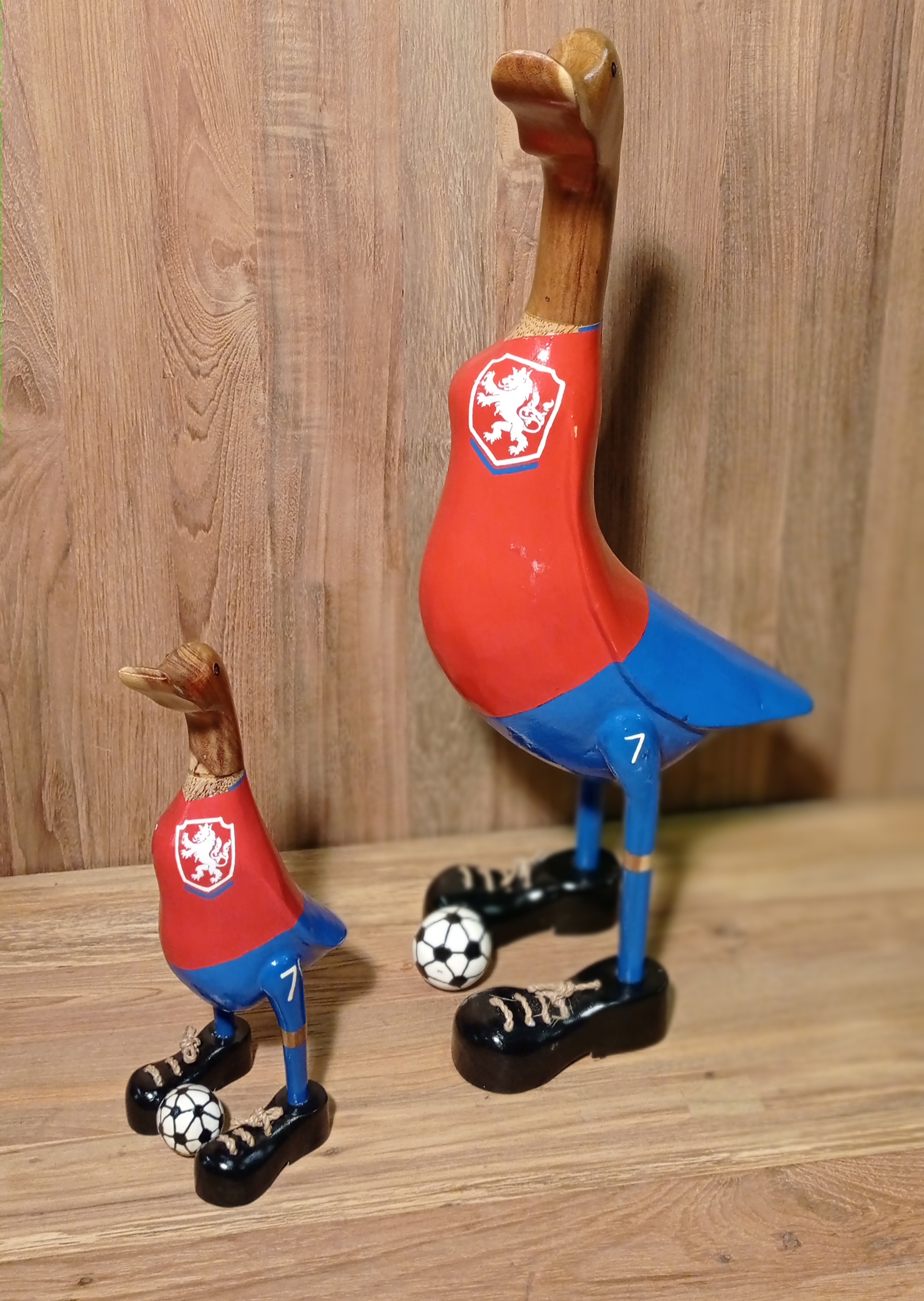 Kachna fotbalista ČR - dřevěná kachna  - kvalitní ratanový, teakový nábytek od RATTAN STUDIO