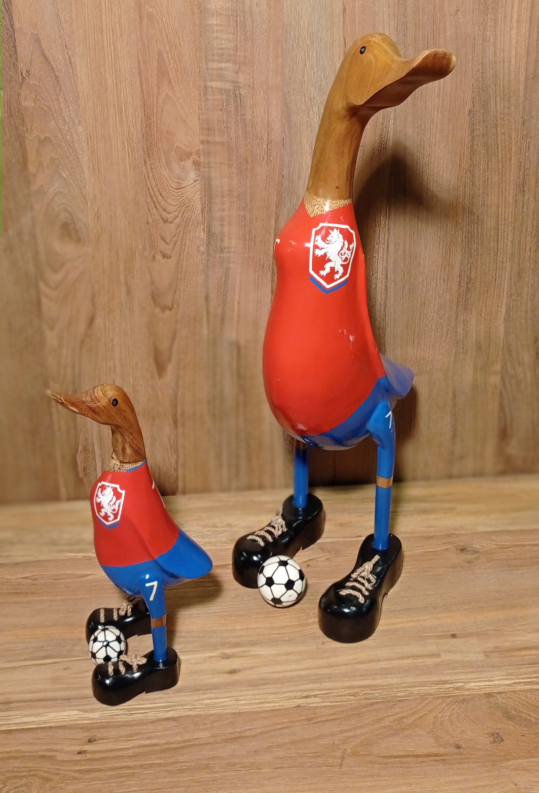 Kachna fotbalista ČR - dřevěná kachna  - kvalitní ratanový, teakový nábytek od RATTAN STUDIO